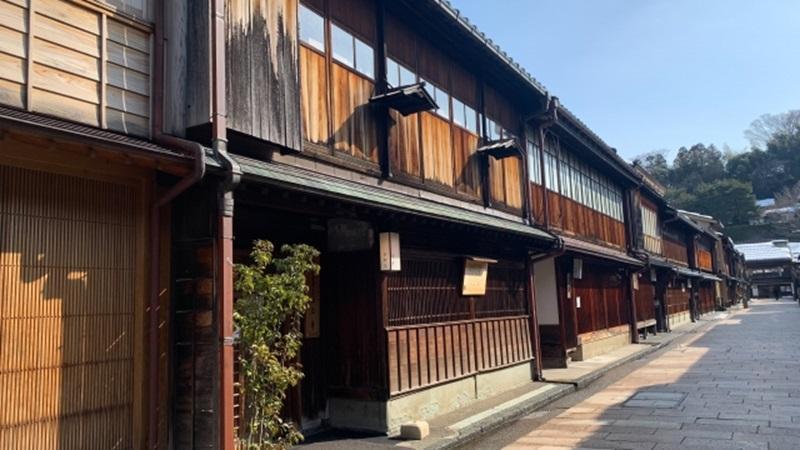 真ん中の建物が「志摩」