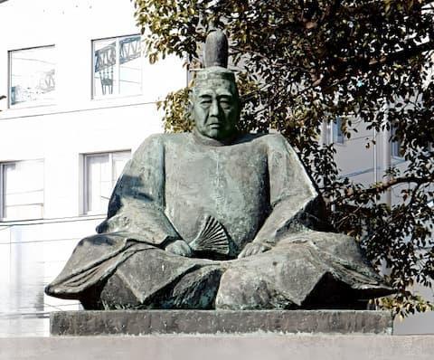三原駅北のロータリーの「隆景広場」にある小早川隆景の像