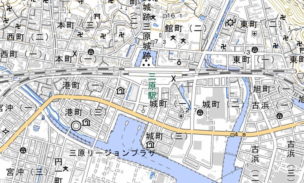 現在の三原城跡（三原駅）周辺地図（出典：<a href="https://www.gsi.go.jp/top.html">国土地理院ウェブサイト</a>）