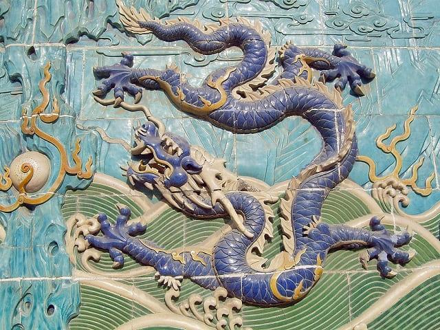 ※参考イメージ：中国北京北海公園（旧皇帝御園）の九龍壁にある皇帝の象徴の五爪の竜（出典：wikipedia）