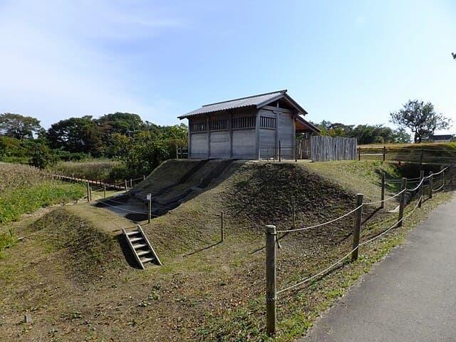 復元された秋田城 鵜ノ木地区のトイレ遺構（出典：wikipedia）