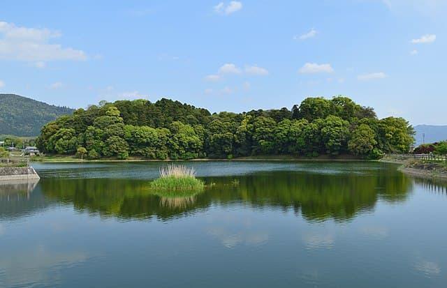 箸墓古墳（奈良県桜井市箸中）の全景（出典：wikipedia）