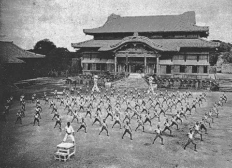 戦災で失われる前の正殿（1938年、空手演武。出典：wikipedia）