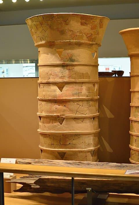 メスリ山古墳出土の円筒埴輪（奈良県立橿原考古学研究所附属博物館展示。出典：wikipedia）