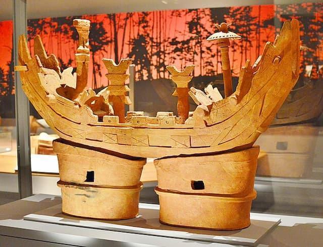 宝塚1号墳出土　船形埴輪（松阪市文化財センター展示。出典：wikipedia）