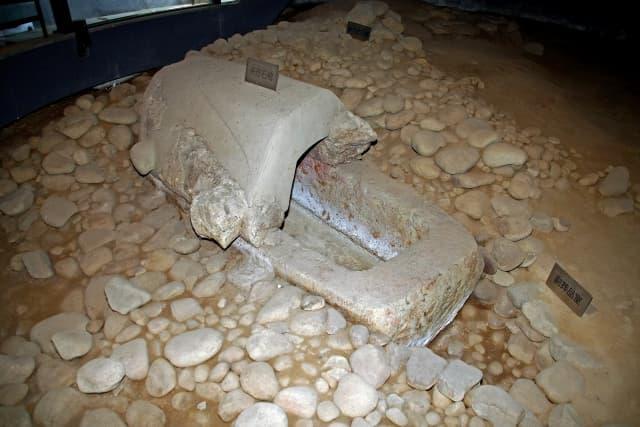※参考：八幡塚古墳（群馬県高崎市）の石棺（出典：photoAC）