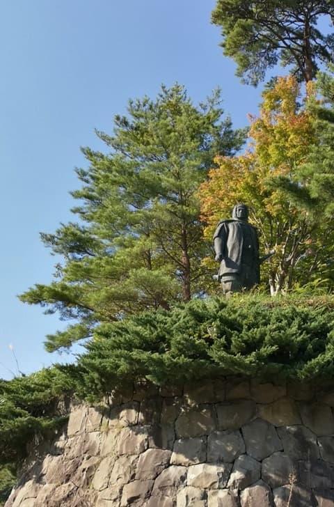 春日山城跡の謙信像