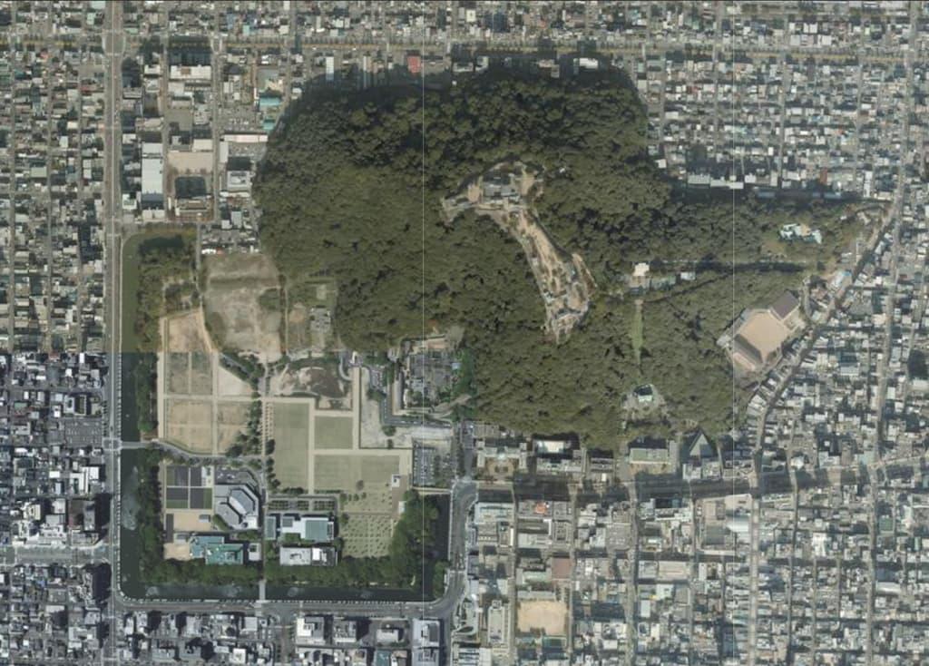 松山城跡の航空写真(出典:<a href="https://maps.gsi.go.jp/">国土地理院ウェブサイト</a>)