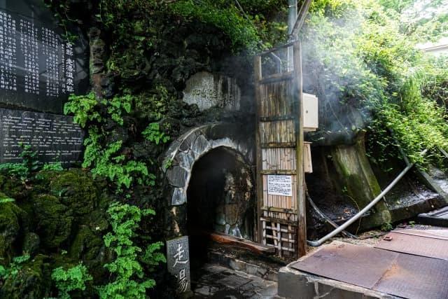 「走湯」は全国でも珍しい横穴式源泉
