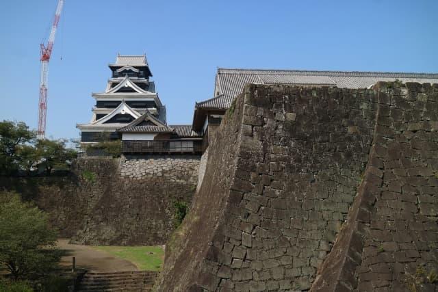 細川忠利（1581～1641）が入部した時に増設されたという、二様の石垣（写真手前側の２つの石垣）