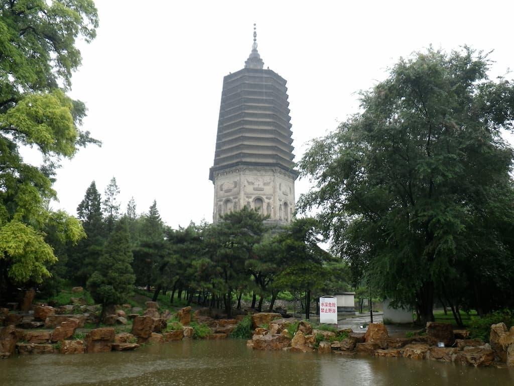 広佑寺近くに建つ白塔