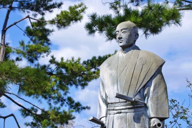 福山城にある水野勝成像