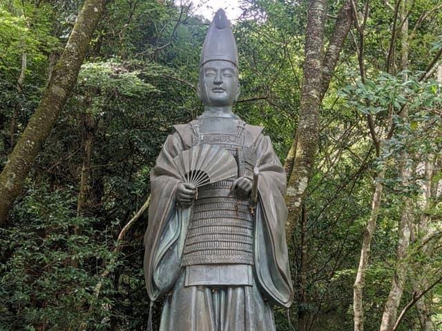 北畠神社境内にある北畠顕家像（三重県津市）