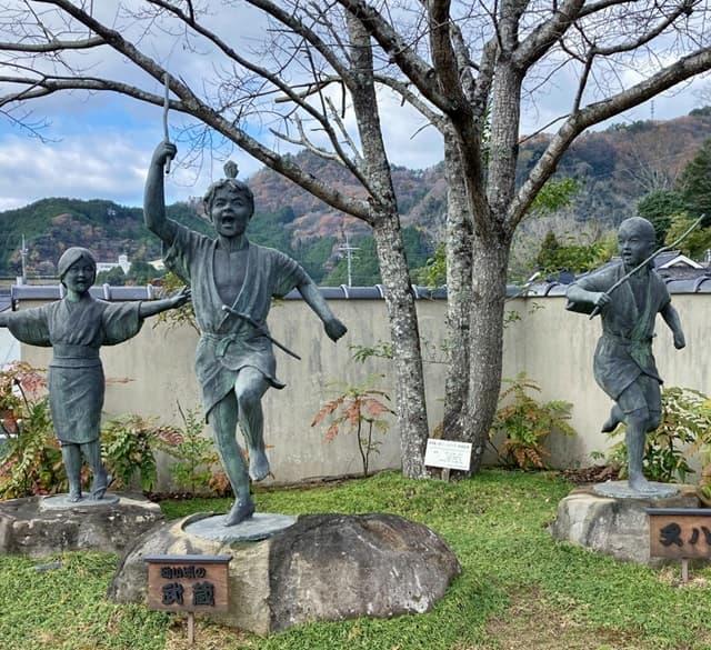 幼少期の又八、武蔵、お通の像（岡山県美作市今岡）