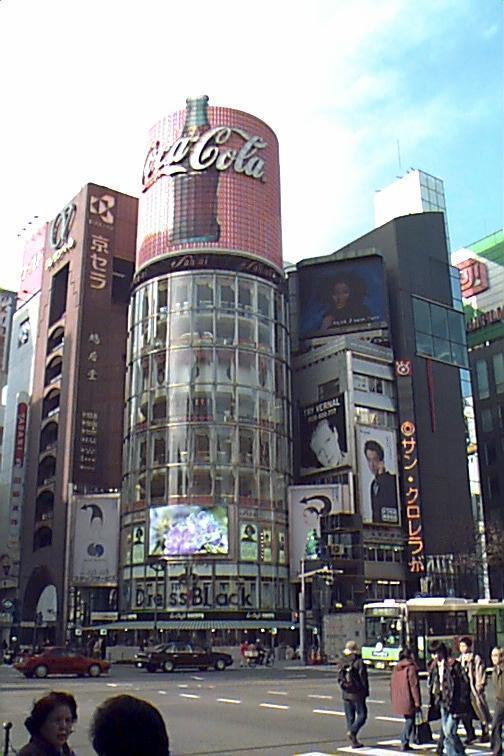 1999年、コカ・コーラが広告主だった頃の三愛ドリームセンター（出典：wikipedia）