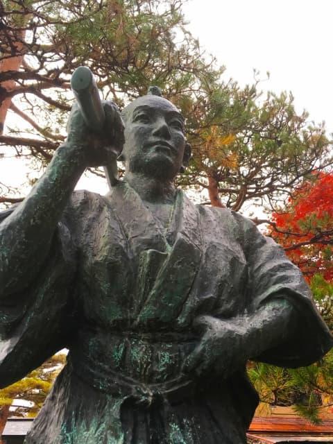 高山陣屋(岐阜県高山市)前にある若き日の山岡鉄舟像