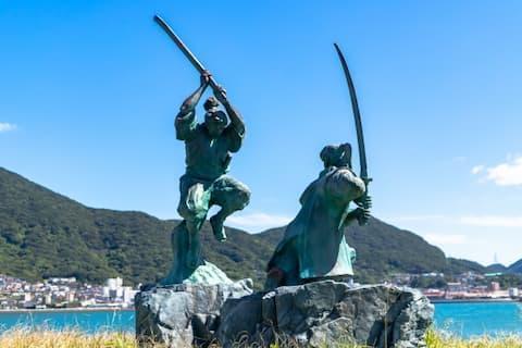 巌流島の武蔵・小次郎像（山口県下関市彦島）