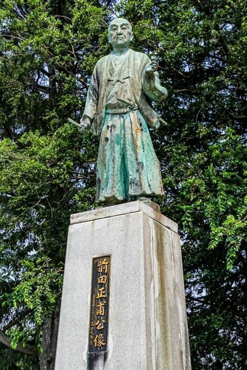 富山城址公園にある前田正甫の銅像