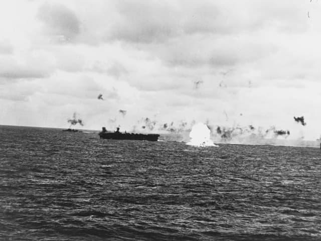 1944年2月23日、マリアナ諸島沖で日本軍の爆撃機が海面に墜落し、爆発。（出典：Naval History and Heritage Command）