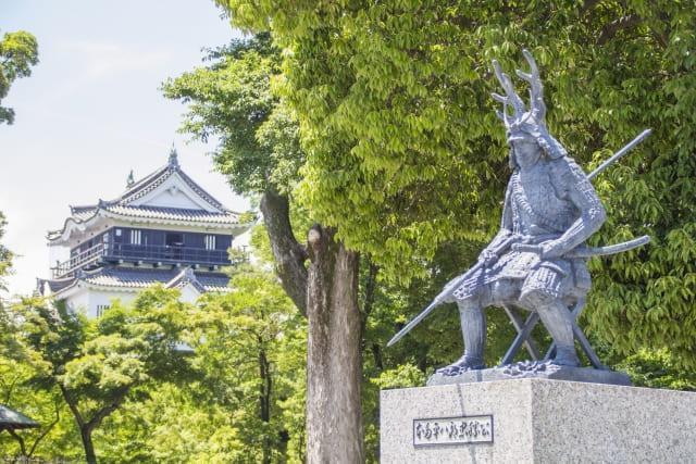 岡崎城の二の丸にある本多忠勝の銅像