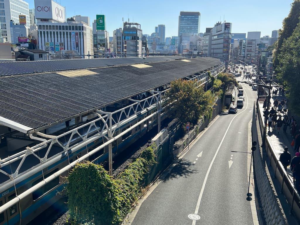 JR上野駅公園口を出たところから京成上野駅方面を撮影。写っている道路は上野公園通り。