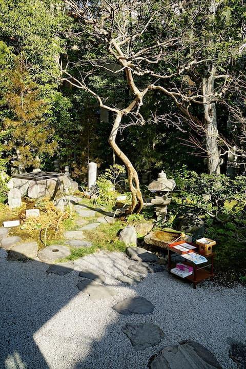 珍皇寺にある冥途通いの井戸(出典:wikipedia)