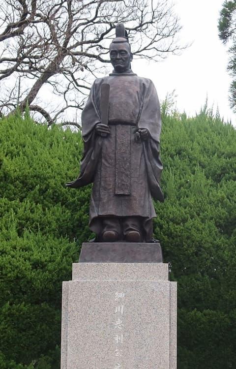 水前寺成趣園内（熊本県熊本市中央区水前寺公園）にある細川忠利像