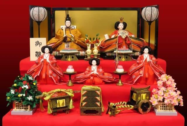 雛人形とともに飾られる様々な雛具