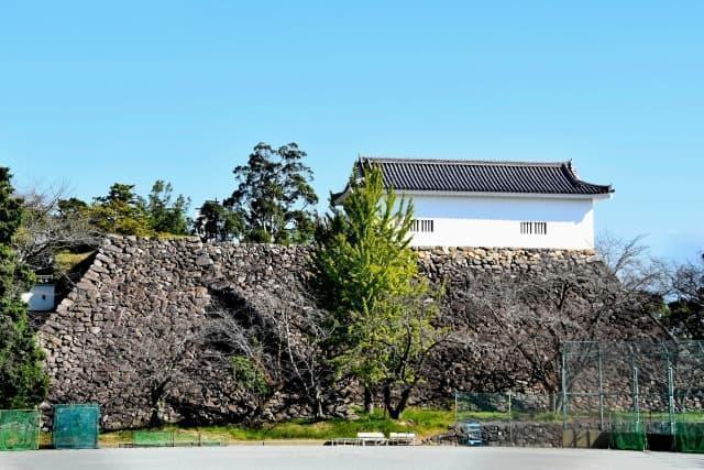 関氏の居城・伊勢亀山城跡(三重県亀山市本丸町)。江戸時代初期、天守台に多聞櫓が築造された。