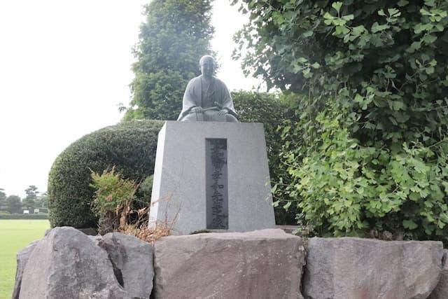 群馬県藤岡市の藤岡市民ホール前にある関孝和坐像