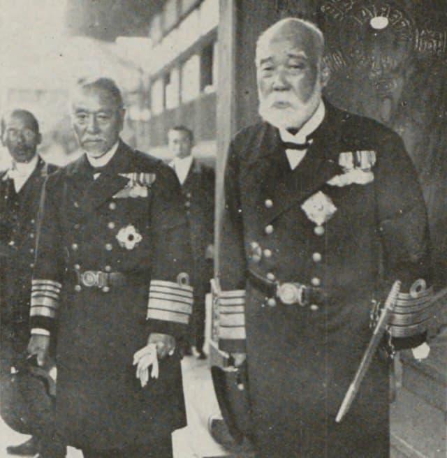 昭和3年（1928）、海軍首脳部会議に出席する井上良馨元帥と東郷元帥（『東郷平八郎全集』より。出典：国立国会図書館デジタルコレクション）