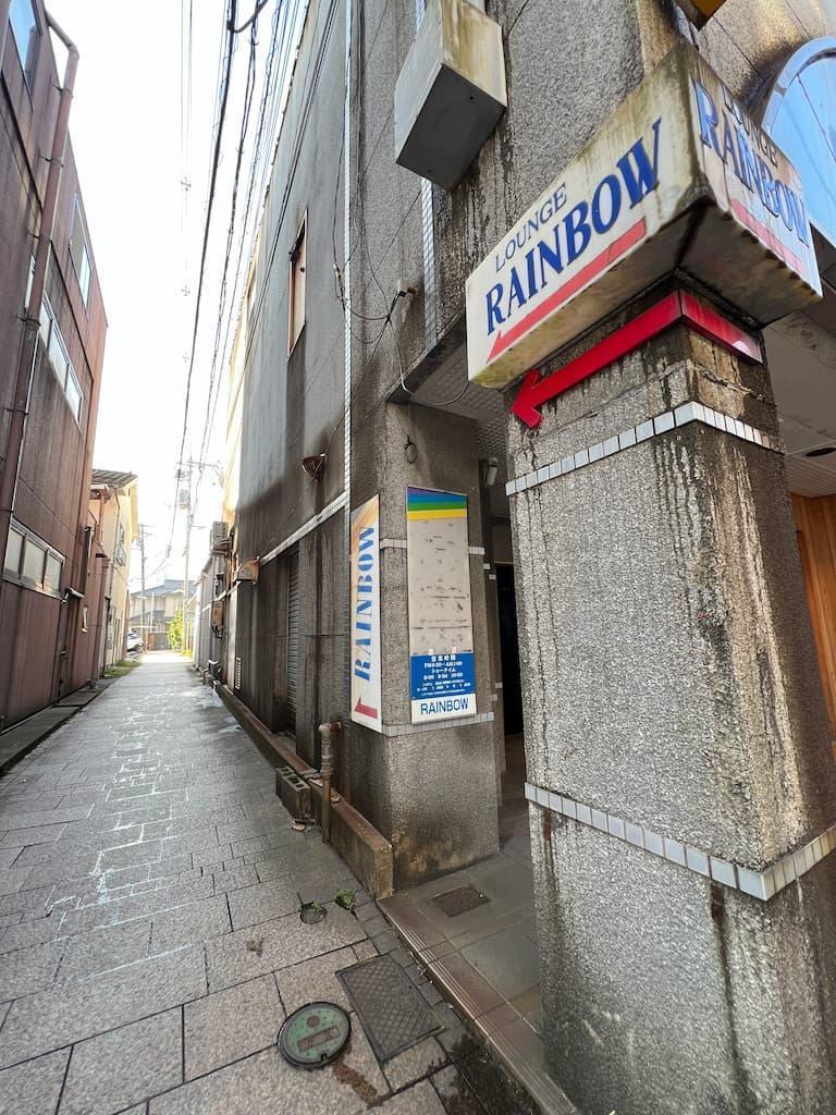 京店の通りから借家に通じる路地