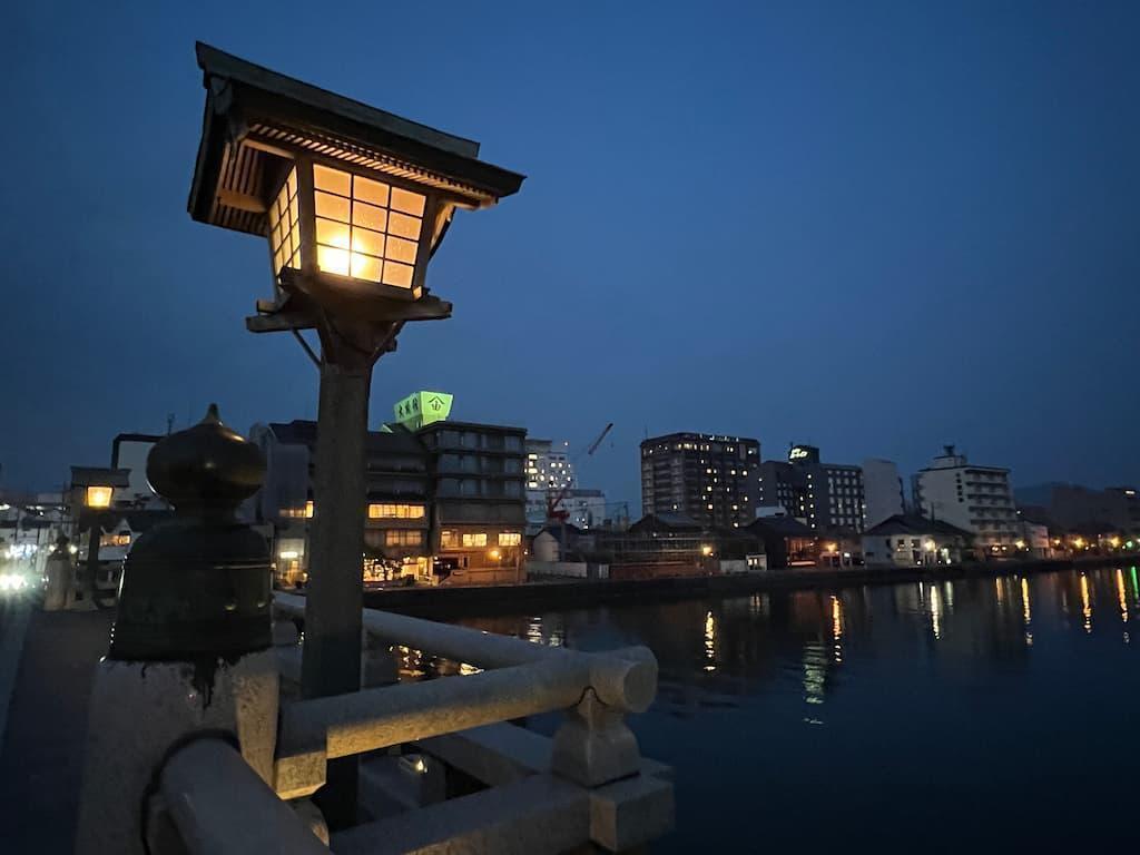 夜の松江大橋と大橋川