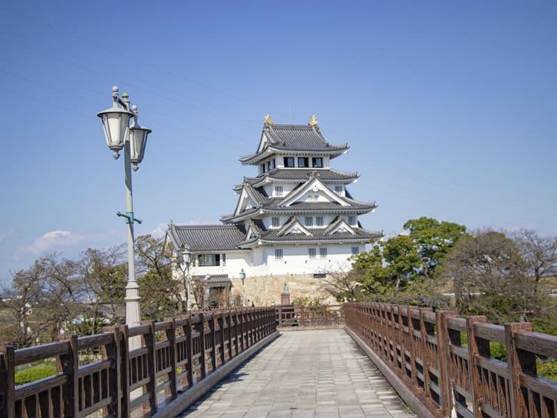 墨俣一夜城の城跡に建設された、城郭天守の体裁を整えた歴史資料館（岐阜県大垣市墨俣町）