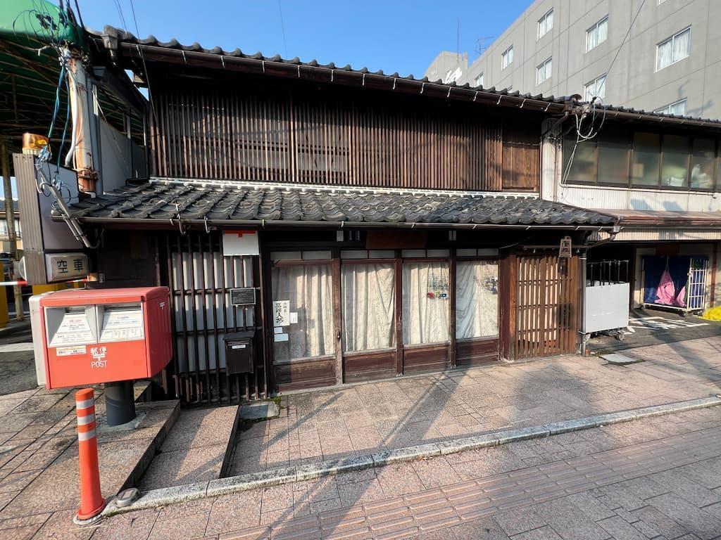 朝ドラ「ばけばけ」にも、モデルの店舗と主人が登場している。