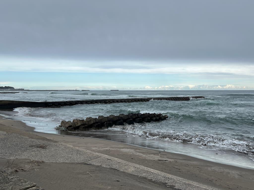 八橋宿で二人が宿泊した旅館の裏手には日本海、ハーンが海水浴を楽しんだ砂浜