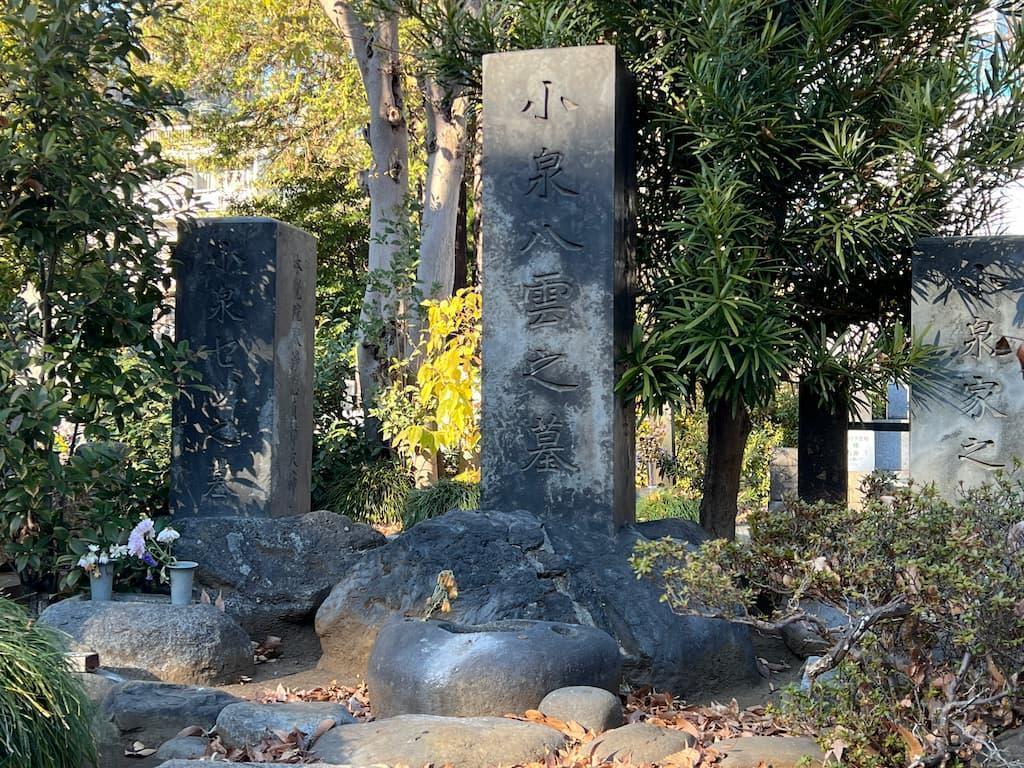 雑司ヶ谷霊園にある小泉八雲とセツの墓