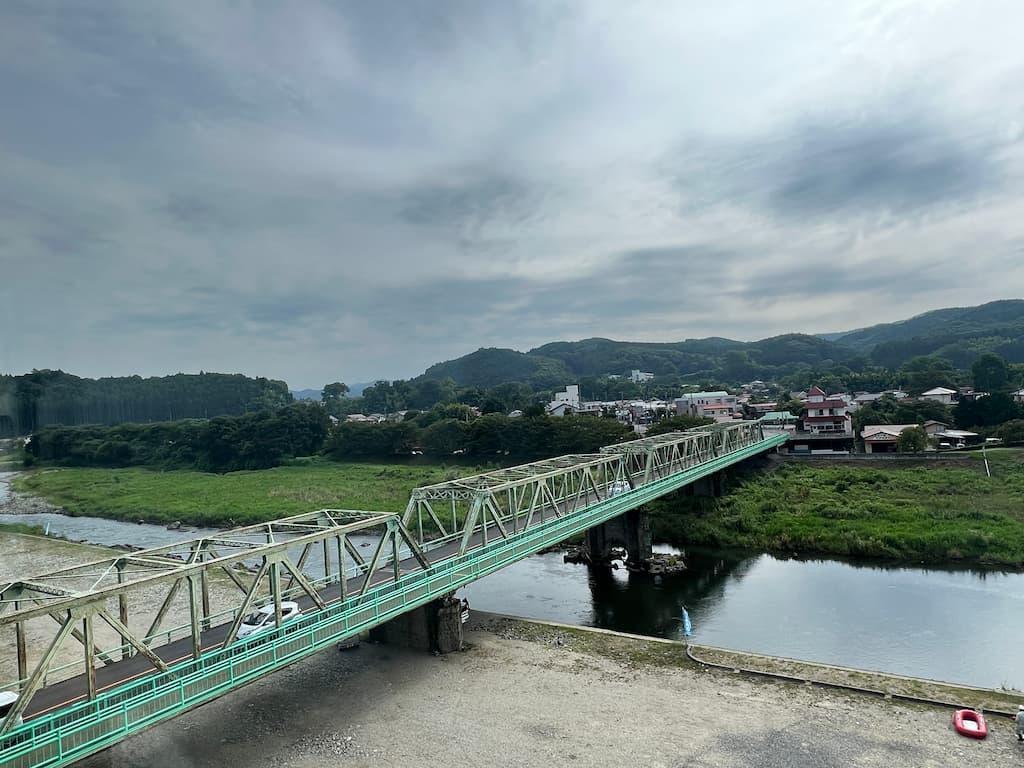 宿場町のほうから、那珂川と対岸の黒羽城跡の丘陵を望む