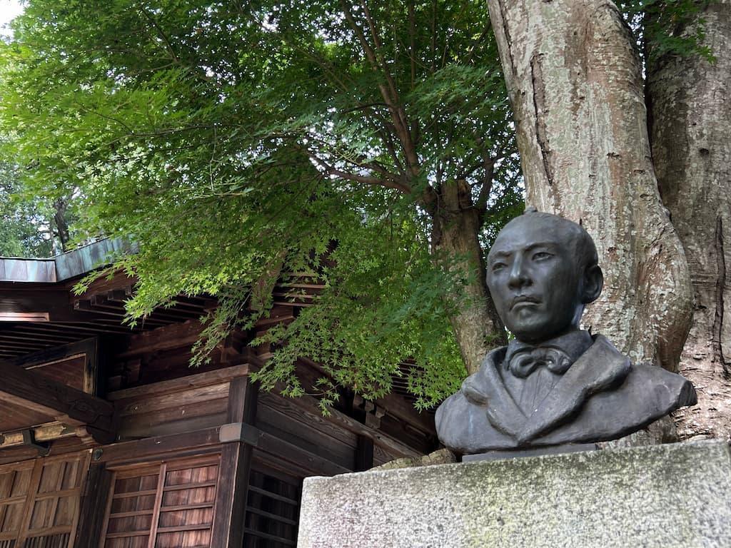 黒羽神社境内にある大関増裕像