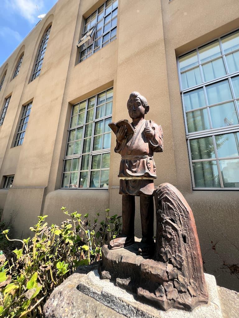 千代田区立九段小学校の校庭にある二宮尊徳（金次郎）像