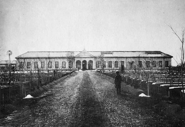 開校のころ（1878年頃）の駒場農学校本校教室。パブリックドメイン。