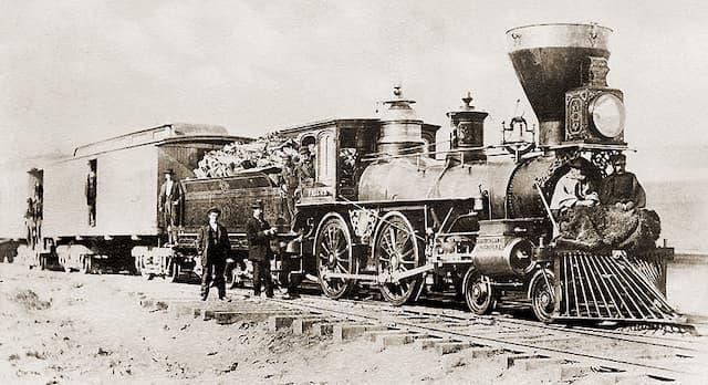 使節団も利用したセントラル・パシフィック鉄道。写真の機関車は1869年頃撮影。パブリックドメイン。