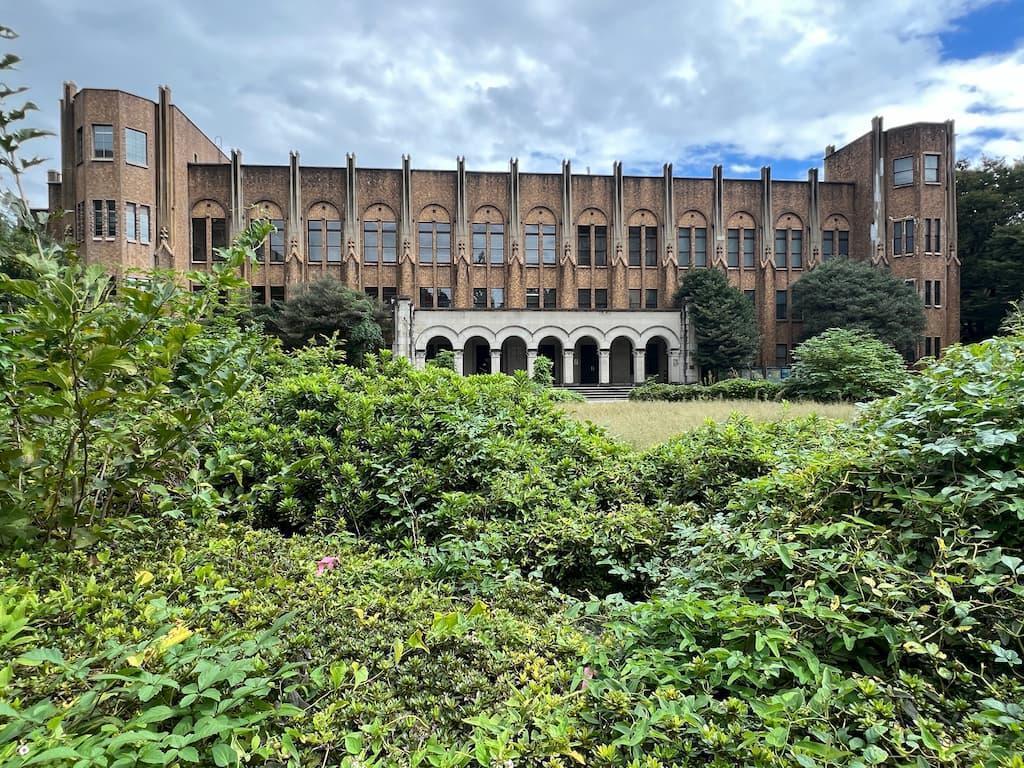 当時、附属第一病院のあった場所。画像の建物はその後に建てられたもの