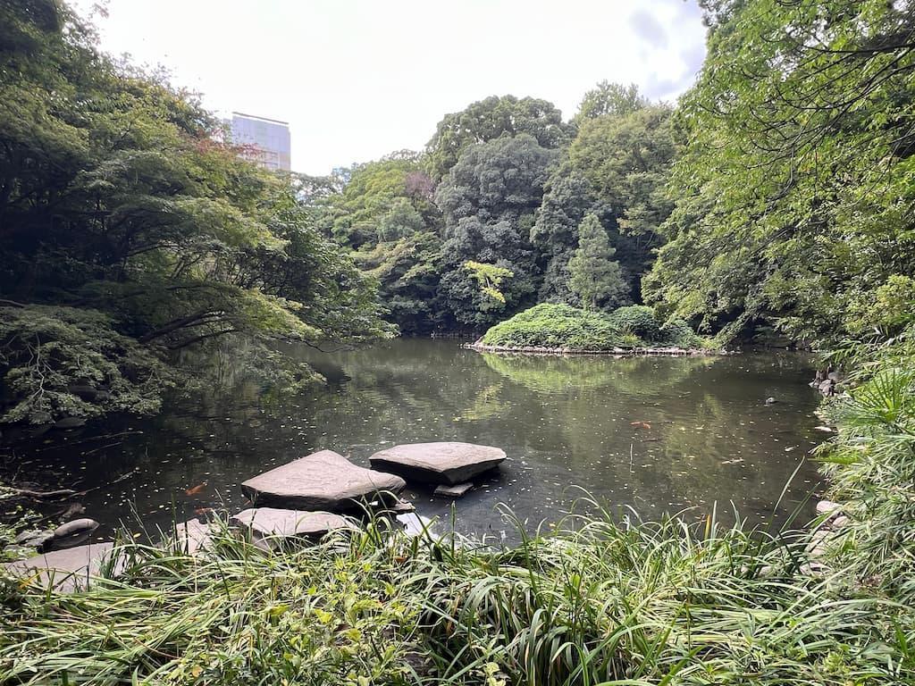 三四郎池。かつての帝大附属第一病院は三四郎池に隣接してあった