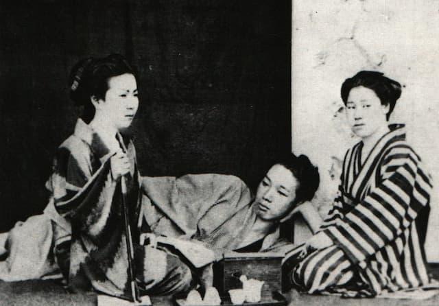 明治10年代の甲府新柳遊廓での娼妓と客　出典：wikipedia