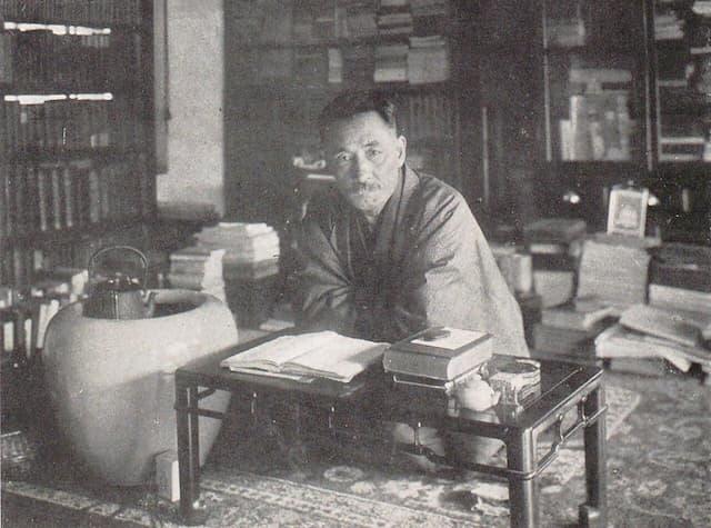 「漱石山房」書斎の漱石（『漱石全集 第十三巻』より。出典：国立国会図書館デジタルコレクション）