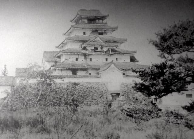 砲弾によって損傷した会津若松城（出典：wikipedia、パブリックドメイン）