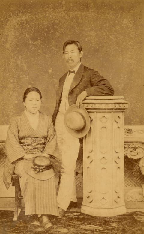 結婚間もない新島襄と八重（出典：wikipedia、パブリックドメイン）