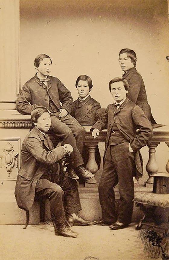 長州五傑の写真。遠藤謹助(左上)、井上勝(中央)、伊藤博文(右上)、山尾庸三(右下)、井上馨(左下)。パブリックドメイン