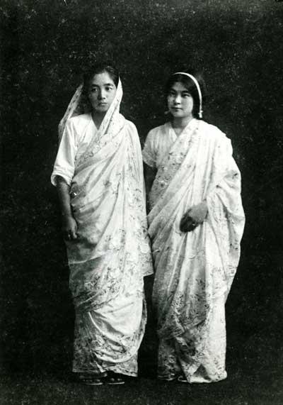 黒光（左）と娘の俊子（右）。大正10年（1921）頃。パブリックドメイン